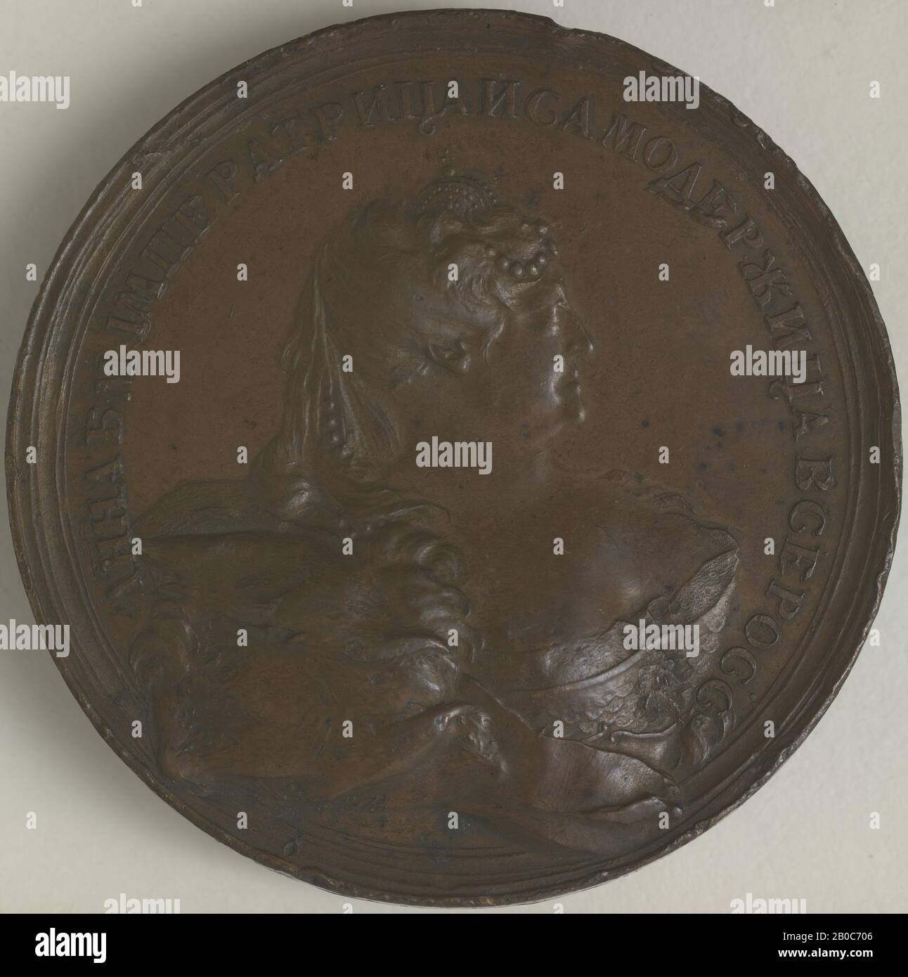 Johann Karl Hedlinger, Anna Ivanowna (1693-1740), imperatrice di Russia 1730, 1739, bronzo, 2 3/8 in. (6 cm.), medaglia di Tsarina Anna Ivanovna di Johann Karl Hedlinger (1693-1740), nipote di Pietro il Grande, commemora la firma di un trattato di pace con l'Impero Ottomano nel 1739. Anna, figlia di Ivan IV e nipote di Pietro il Grande, governò brevemente l'Impero Russo dal 1730 al 1740. Nonostante il suo breve mandato, Anna condusse l'Impero Russo alla vittoria in due guerre, la Guerra di successione polacca (1733-1735) e la Guerra Russo-Turca (1736-1739). Foto Stock