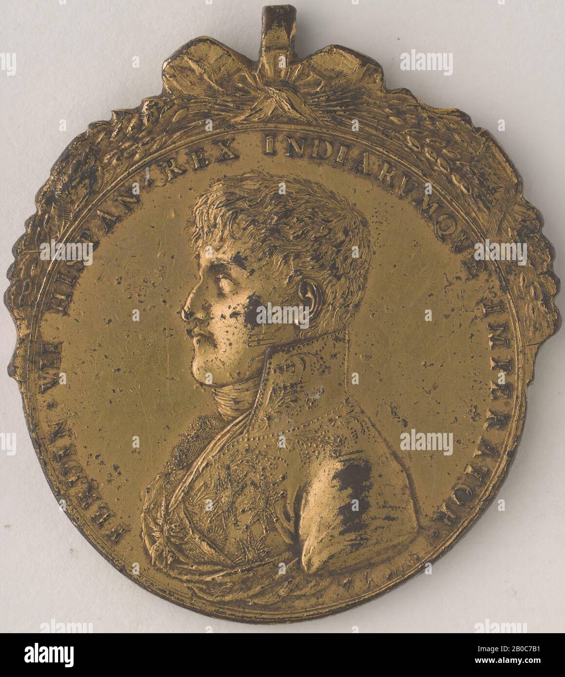 Pedro Juan Maria de Guerrero, Ferdinando VII (1784-1833), Re di Spagna 1808, 1814-1833, 1809, bronzo, dorato, 1 13/16 in. (4,6 cm.), Dopo aver voltato a Napoleone per il sostegno nel 1808, dopo l'abdicazione di suo padre, Ferdinando VII (1784-1833) fu spogliato dall'imperatore francese dei poteri reali e imprigionato. Protestando per l'ingiustizia percepita delle azioni di Napoleone, i membri del Collegio, Seminario Tridentino, hanno distribuito questo emblema per riconoscere l'uomo che hanno visto come loro leader. Il rovescio della medaglia di Guerrero raffigura una ricca scena allegorica. L'iscrizione latina intorno alla parte superiore legge 'Fidelity Foto Stock