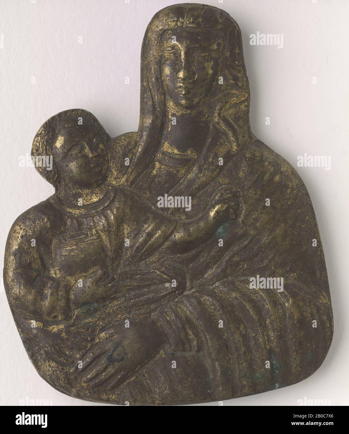 Artista sconosciuto, Madonna col Bambino, 1550, bronzo, doratura, 4 3/16 in. (10,6 cm.) Foto Stock