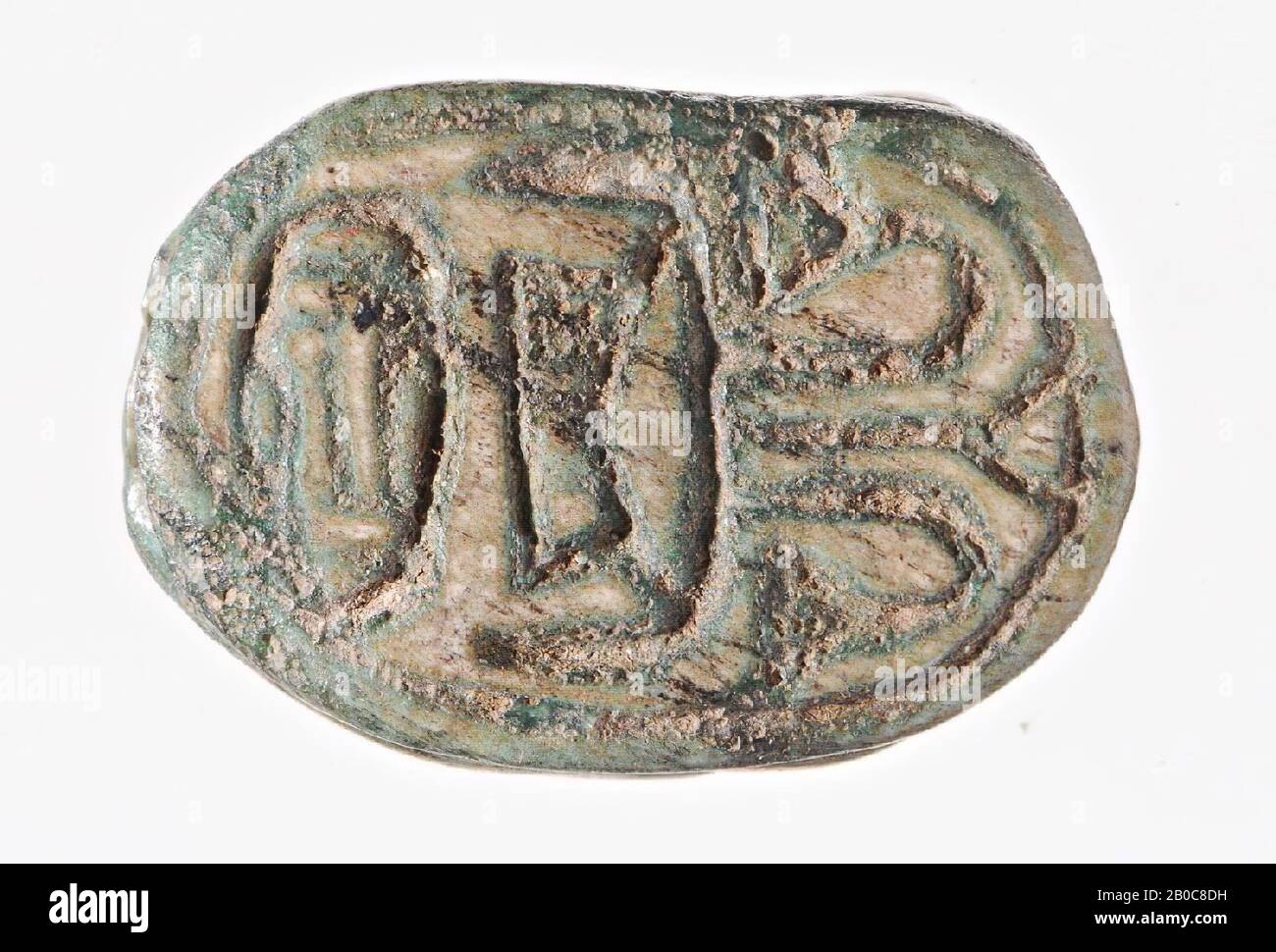 Guarnizione a bottone, animale, sdraiato, fiore di loto, simbolo neb, la guarnizione a bottone è fatta di steatite smaltata verde e ha la forma di un mammifero sdraiato (mucca?) Con la testa girata a destra. Nel piano ovale di tenuta tre segni sono scolpiti l'uno sopra l'altro: Nel mezzo il segno nebu (Gardiner S12), su questo tre papiro stocchi e sotto di esso un segno ovale., sigillo, sigillo a bottone, steatite smaltata verde, 1,8 × 1,2 × 1 , 1 cm, Medio Impero (tardi), Egitto Foto Stock