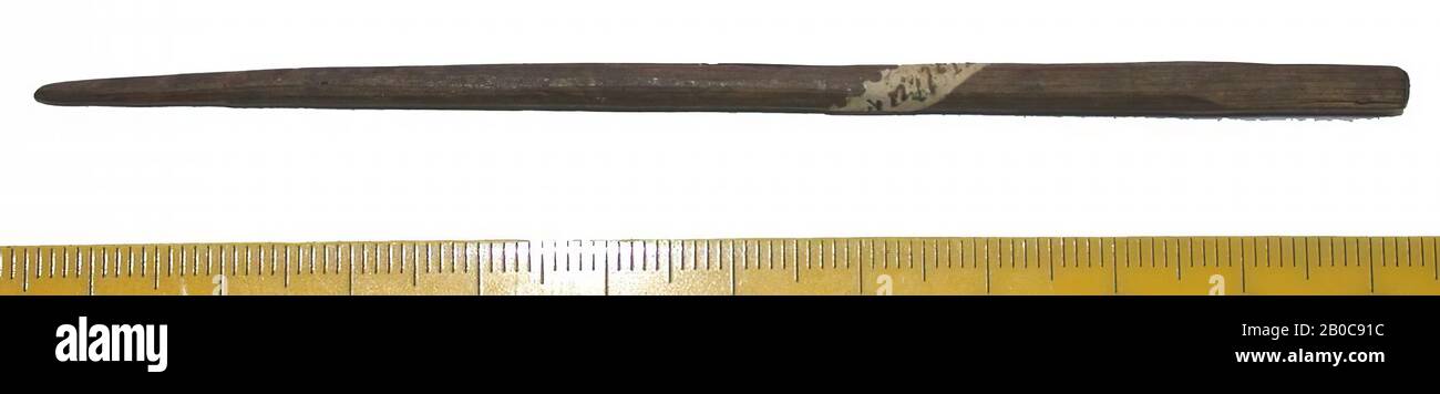 Estremità rettangolare, altro lato punta rotonda, frammento, organico, legno, 10,73 x 0,42 x 0,39 cm, vmec, Olanda, Friesland, Ferwerderadiel, Hallum Foto Stock