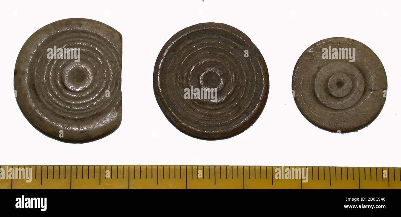 Rotondo, piatto, decorato con linee concentriche, disco da gioco, organico, osso, 0,45 x 2,14 cm, vmec, Olanda, Friesland, sconosciuto, sconosciuto Foto Stock