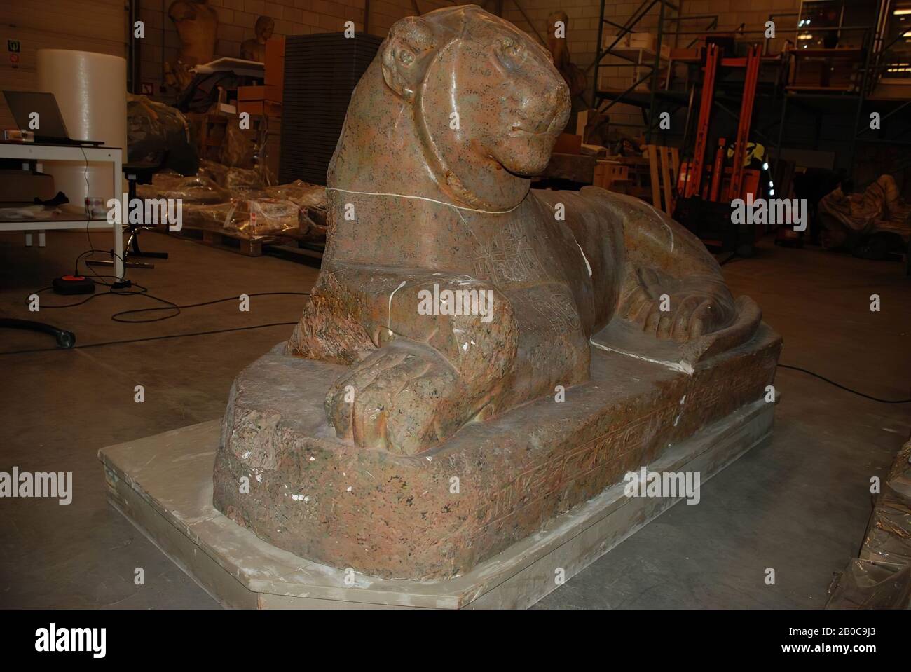 Leone sdraiato, Amenhotep III, Soleb, castone in pasta di un leone reclinabile (in due pezzi, l'altro i 1927 Foto Stock