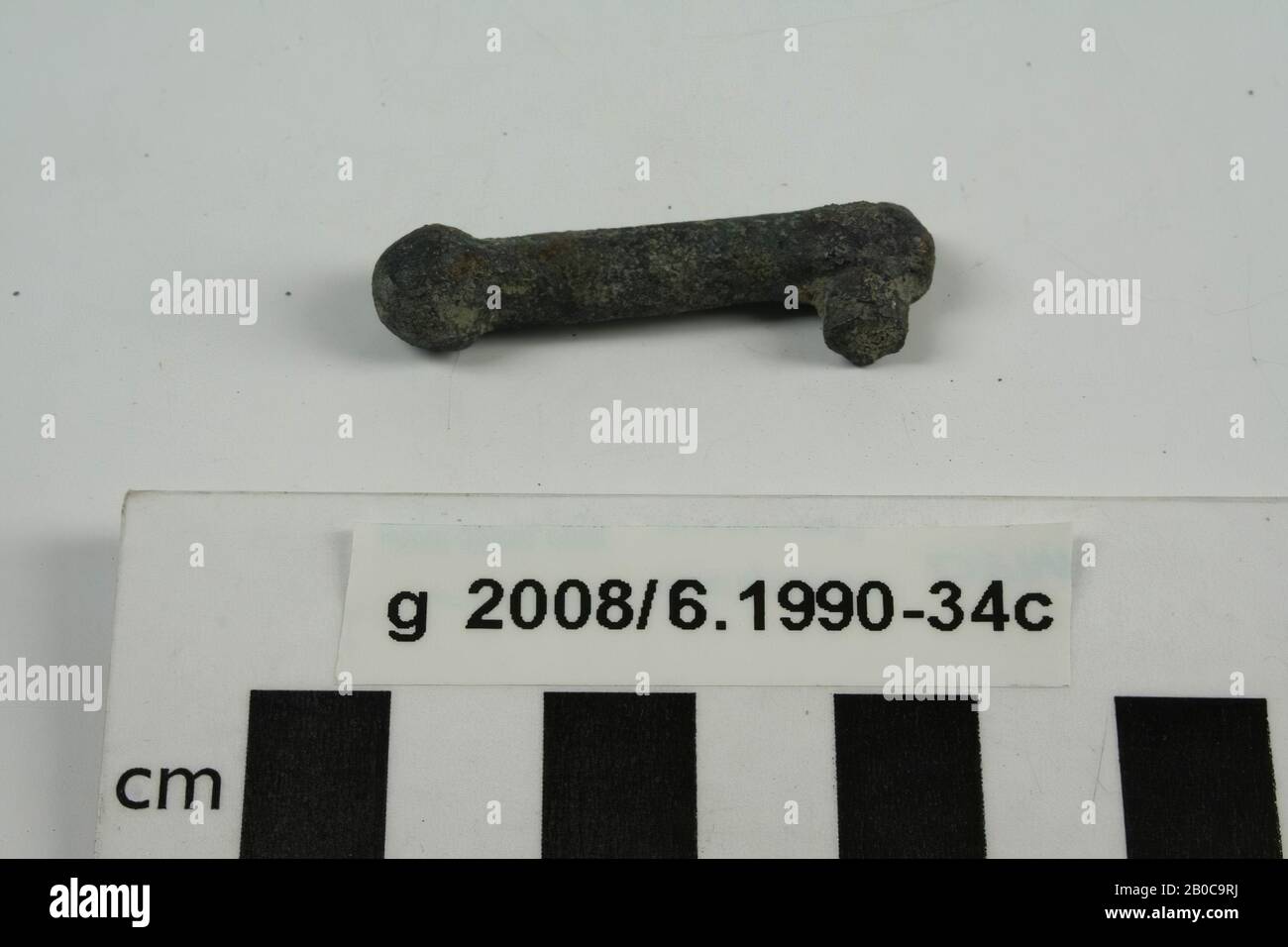 Asta di piombo con estremità a sfera e sull'altro lato una sporgenza rotta., frammento, metallo, piombo, 4,3 x 1,3 x 0,9 cm, roman 15-30 ad. , Paesi Bassi, Olanda Del Nord, Velsen, Velsen, Velsen I Foto Stock