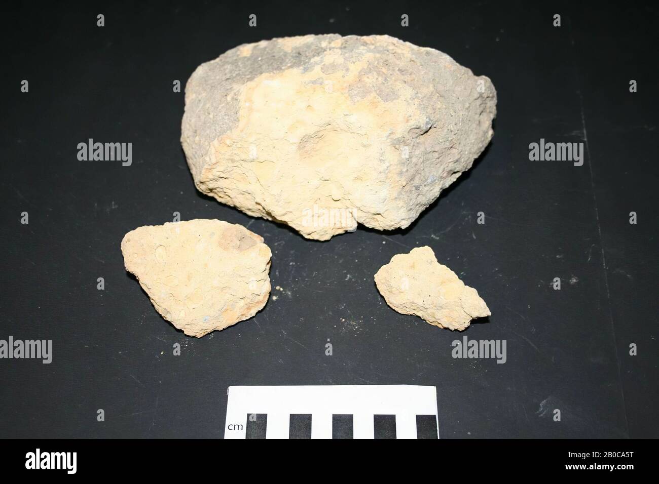 In 3 pezzi rotto costruzione frammento di tufo, costruzione frammenti, pietra, tufo, 18,5 x 12 x 8 cm, Olanda, Zelanda, Noord-Beveland, Colijnsplaat ?, Oosterschelde Foto Stock