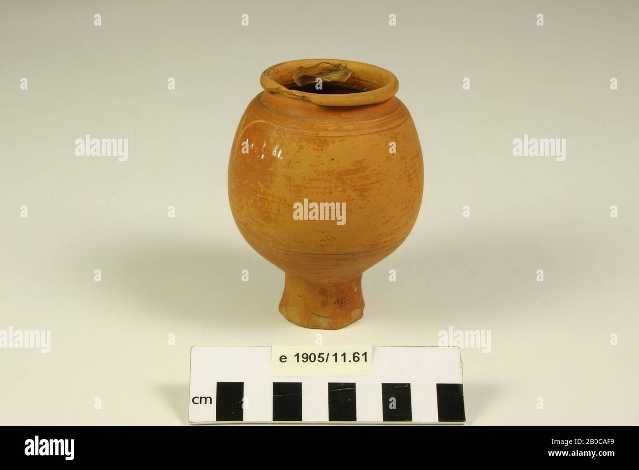 Vaso di terra sigillata. Trucioli dal bordo e dal piede, la superficie è abbastanza consumata., Vase, terracotta, terra sigillata, h: 10,3 cm, diam: 7,4 cm, romano, Olanda, Gelderland, Nijmegen, Nijmegen, Hunnerberg Foto Stock