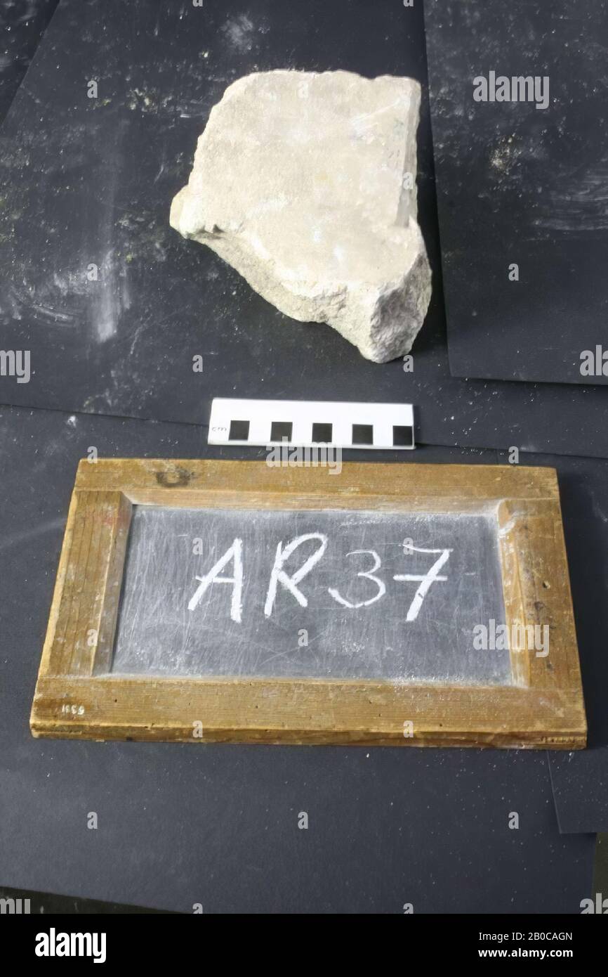 Frammento di iscrizione di calcare con una parte di lettera, iscrizione, frammento, pietra, calcare, 15 x 14 x 10 cm, 3 kg, romano, olandese, sud Olanda, Leidschendam-Voorburg, Voorburg, Arentsburg Foto Stock