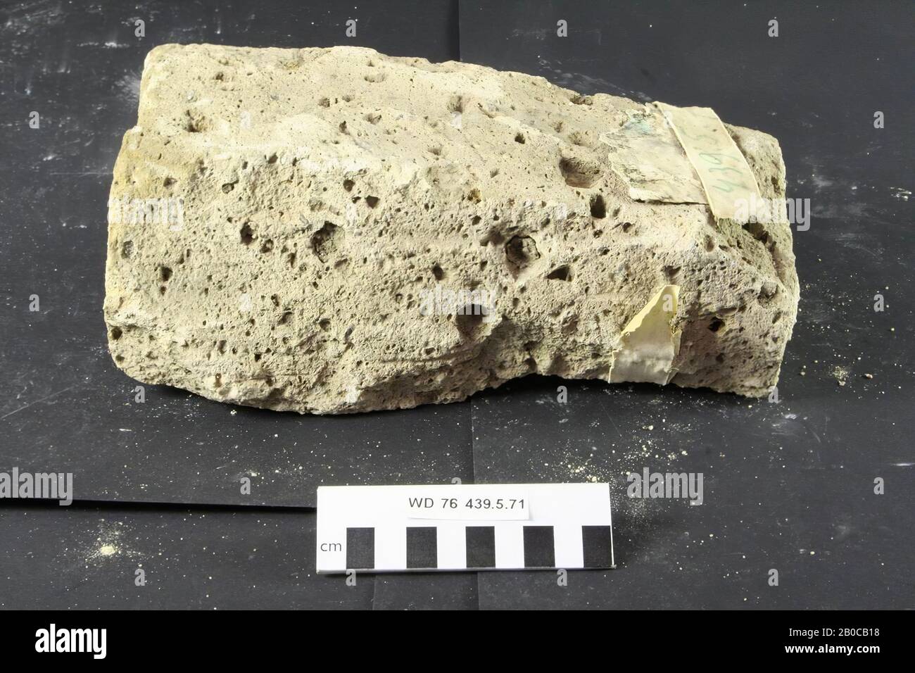 Frammento di costruzione di pietra tufo, frammento di costruzione, pietra, tufo, 26 x 12 x 9 cm, 3 kg, Olanda, Utrecht, Wijk bij Duurstede, Wijk bij Duurstede, Dorestad Foto Stock