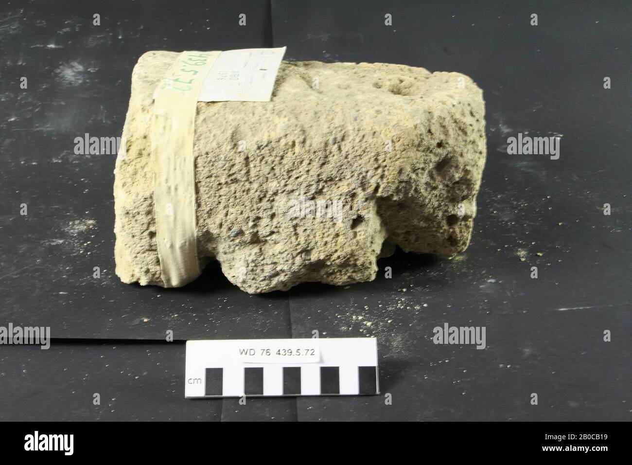 Frammento di costruzione di pietra tufo, frammento di costruzione, pietra, tufo, 20,5 x 14 x 10 cm, 3 kg, Olanda, Utrecht, Wijk bij Duurstede, Wijk bij Duurstede, Dorestad Foto Stock