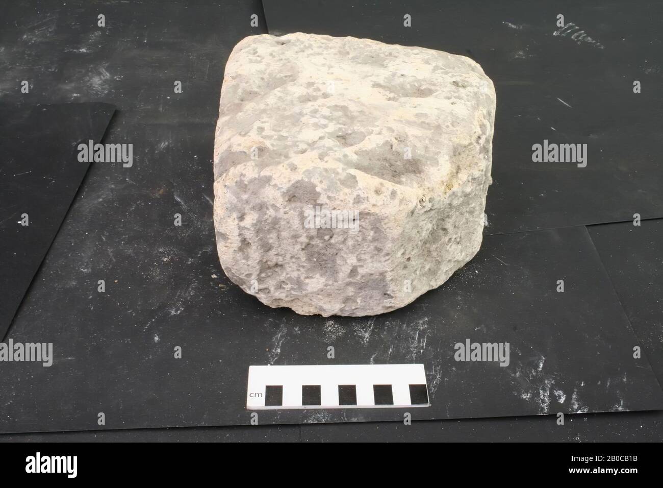 Frammento di costruzione di pietra tufo, frammento di costruzione, pietra, tufo, 18 x 17,5 x 11 cm, 3 kg, sconosciuto, sconosciuto, sconosciuto, sconosciuto Foto Stock