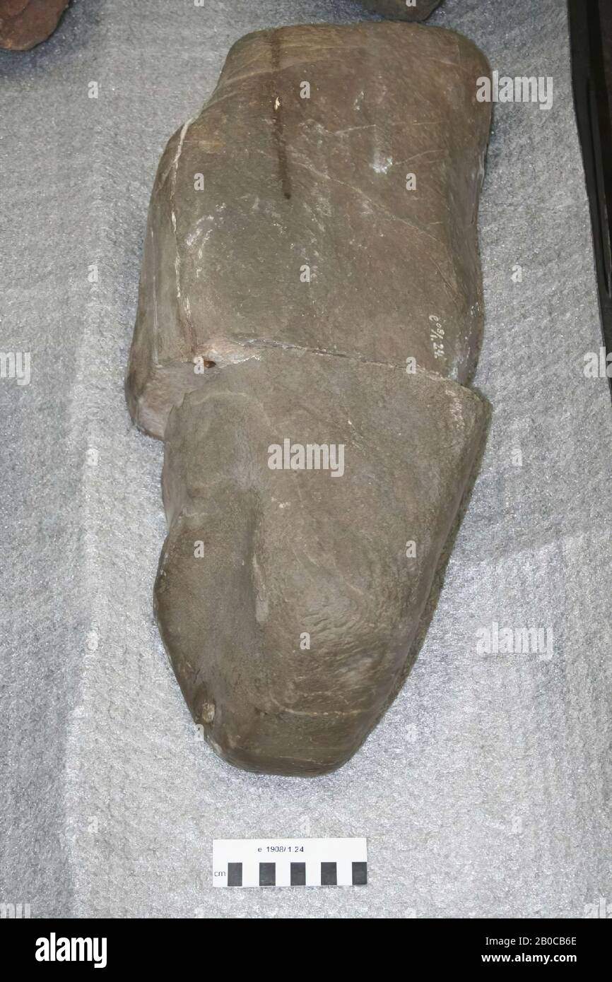 Pezzi di una grande pietra verticale dalla rotonda in collina G4., pietra, pietra, 59 x 27 x 16 cm, 41 kg, preistoria, Paesi Bassi, Gelderland, Epe, Niersen, collina G4 Foto Stock