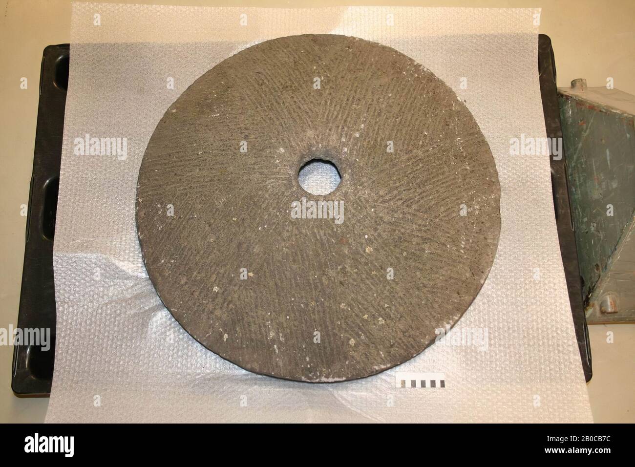 Pietra arenaria, pietra, h: 18 cm, diam: 78 cm, 78 kg, Paesi Bassi, sconosciuto, sconosciuto, sconosciuto Foto Stock