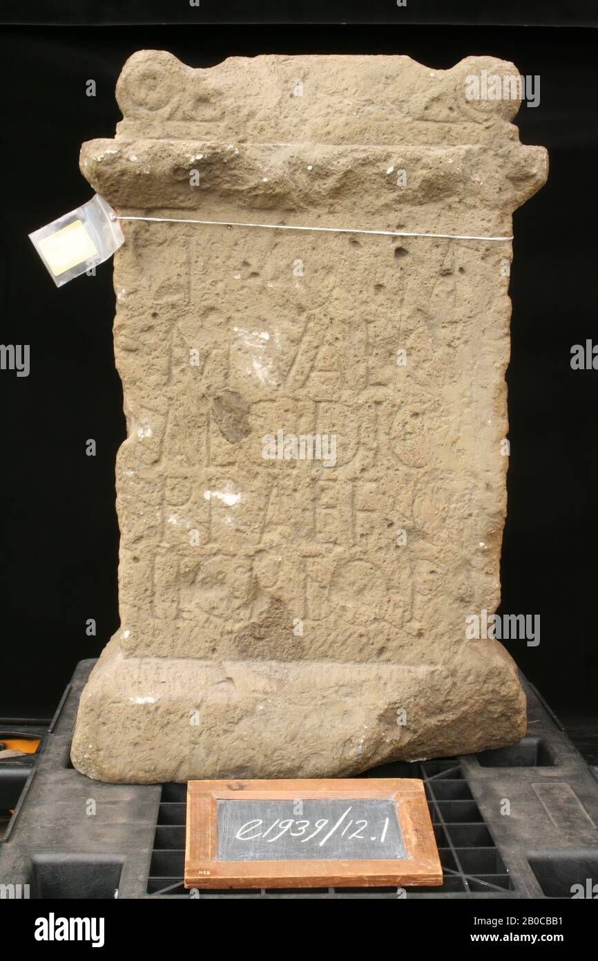 Intonaco di un altare di pietra tufo con iscrizione: I (ovi) o (pimo) M  (aximo Foto stock - Alamy