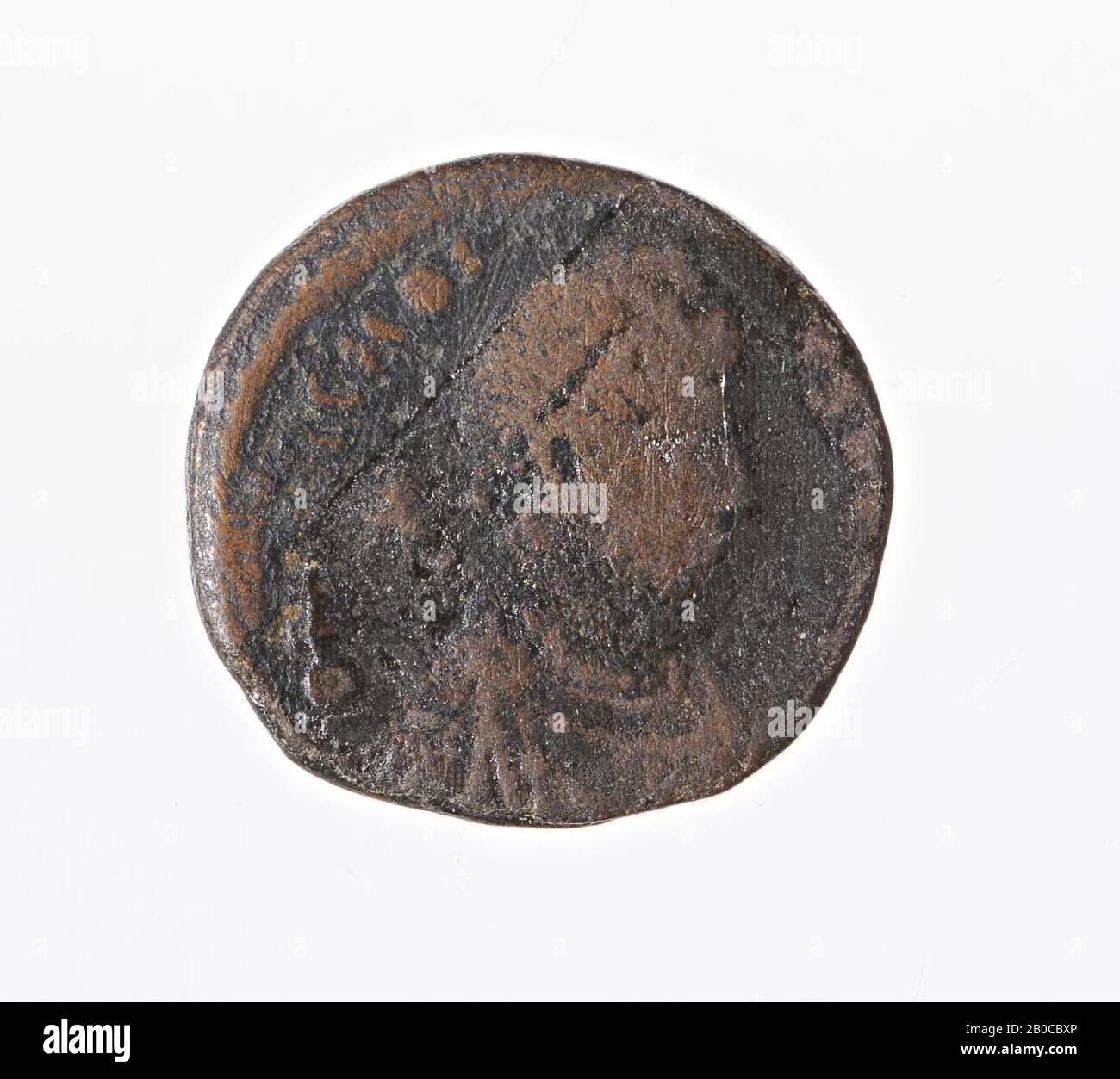 Moneta, AES-IV, Aes-IV con sul fronte il busto dell'imperatore con diadem a destra, sul retro 3 imperatori in piedi e il bordo scritta GLORIA ROMANORUM. Muntplaats CONSA (= Costantinopoli)., moneta, AES-IV, metallo, rame, diam. 1,5 cm, d.. 0,1 cm, peso 1,62 gr, periodo greco-romano, epoca imperiale romana, Teodosio i (?) C. 375-425, Egitto Foto Stock