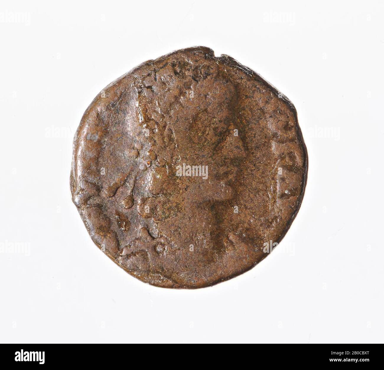 Moneta, aes-III, Aes-III con sul fronte il busto dell'imperatore con un diadem perla a destra, diografo DN VALENS PF AUG, imperatore in piedi sul retro a destra portando il prigioniero (tipo GLORIA ROMANORUM), moneta, aes-III, metallo, rame, diam. 1,4 cm, d.. 0,1 cm, peso 1,87 gr, periodo greco-romano, periodo imperiale romano, Valens 364-378, Egitto Foto Stock