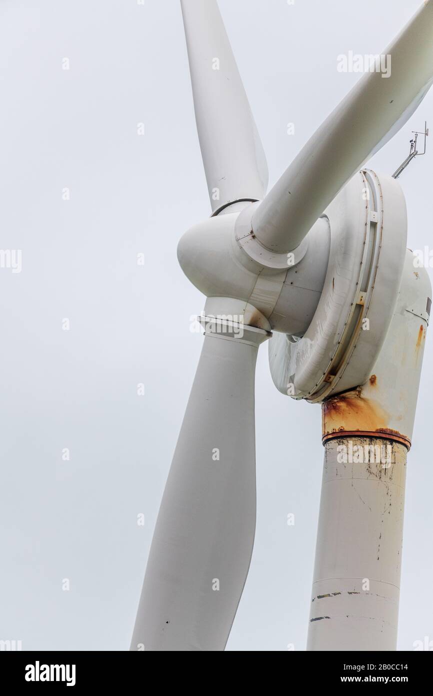 Turbine eoliche.turbine eoliche che generano elettricità, concetto di risparmio energetico. Foto Stock