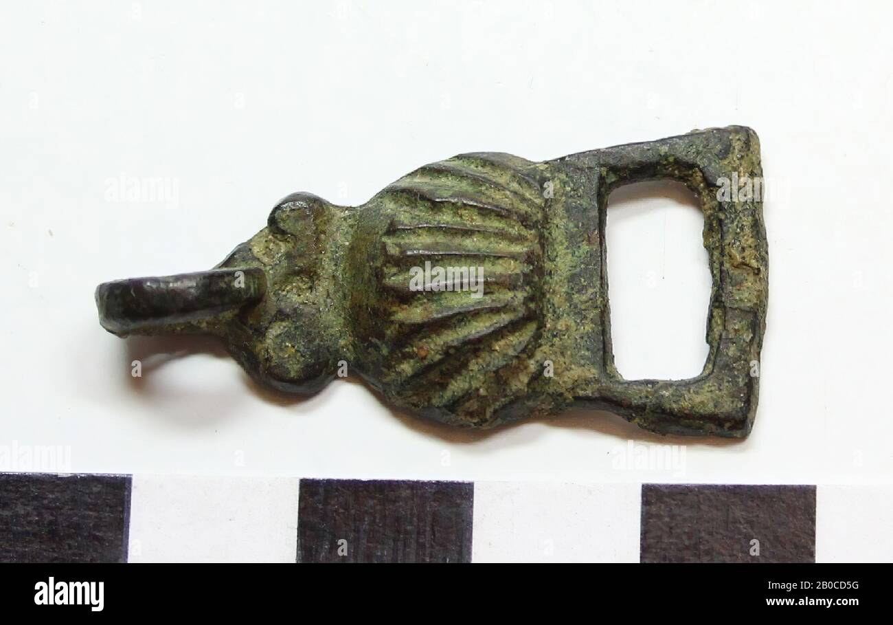 Ornamento in bronzo a forma di conchiglia, da un lato un bordo dall'altro un occhio quadrato., ornamento, metallo, bronzo, 3,7 x 1,7 x 0,6 cm, Francia sconosciuto, sconosciuto, sconosciuto Foto Stock