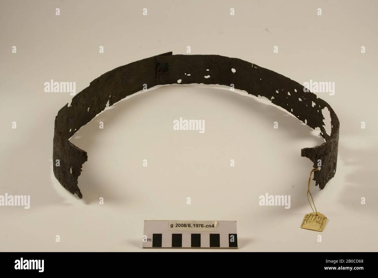 Anello di ferro di un secchio (o barile di birra?). È costituito da 2 parti collegate su un lato, sull'altro lato manca circa 1 Foto Stock