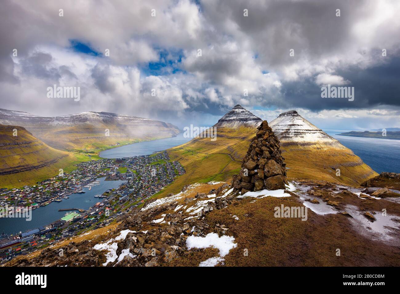 Vista dal monte Krakkur sulla città di Kraksvik sulle Isole Faroe Foto Stock