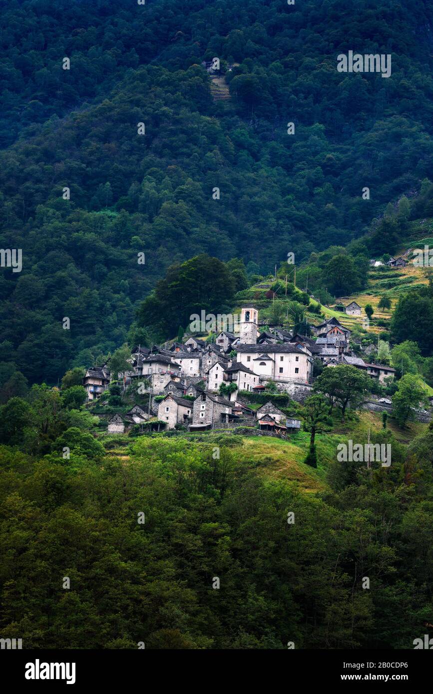 Antico borgo di Corippo situato nei pressi di Lavertezzo nel Canton Ticino, Svizzera Foto Stock