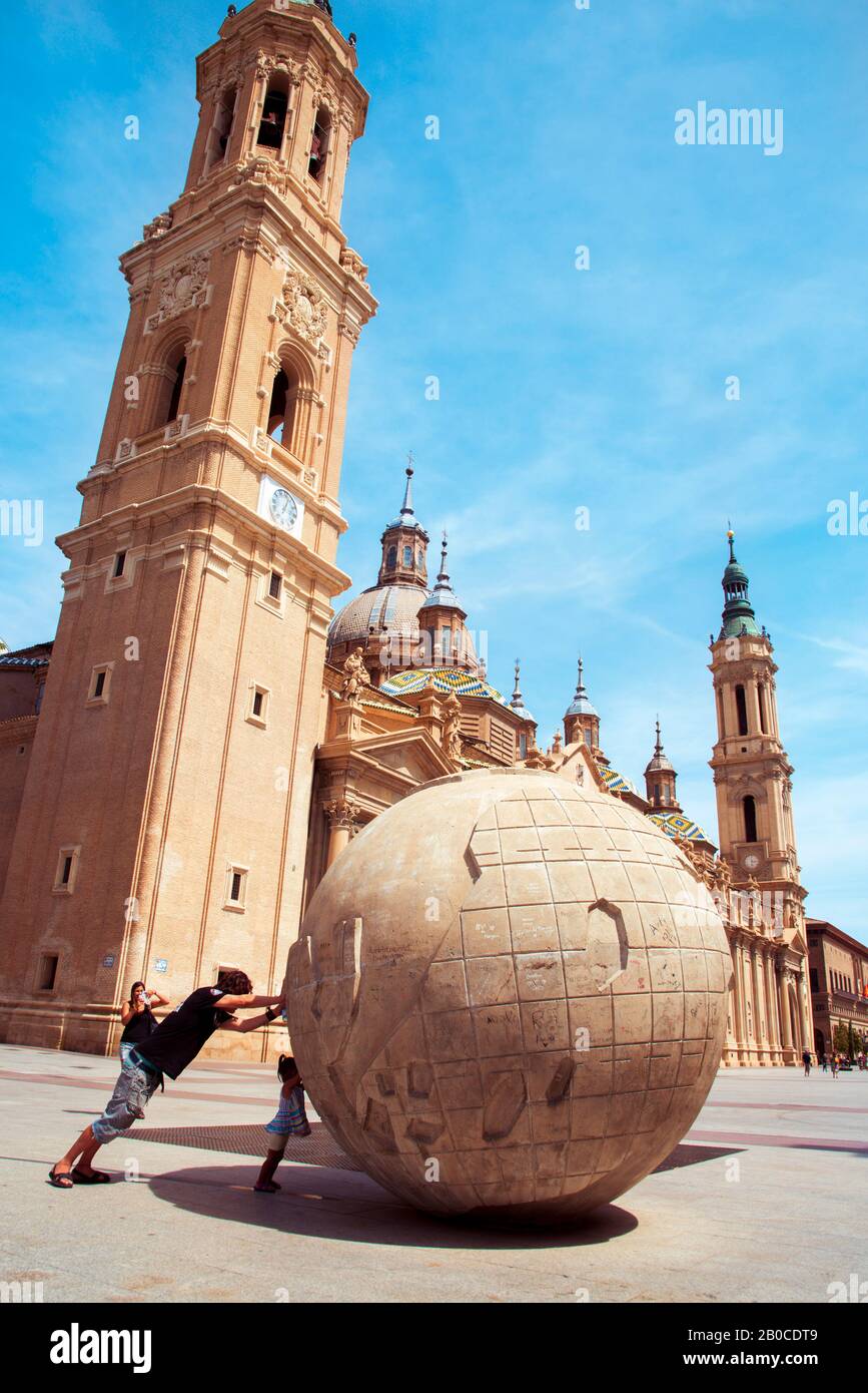 Saragozza, SPAGNA - 19 AGOSTO 2017: Turisti in piazza Plaza del Pilar, a Saragozza, Spagna, con la Cattedrale-Basilica Di Nostra Signora del pilastro i. Foto Stock