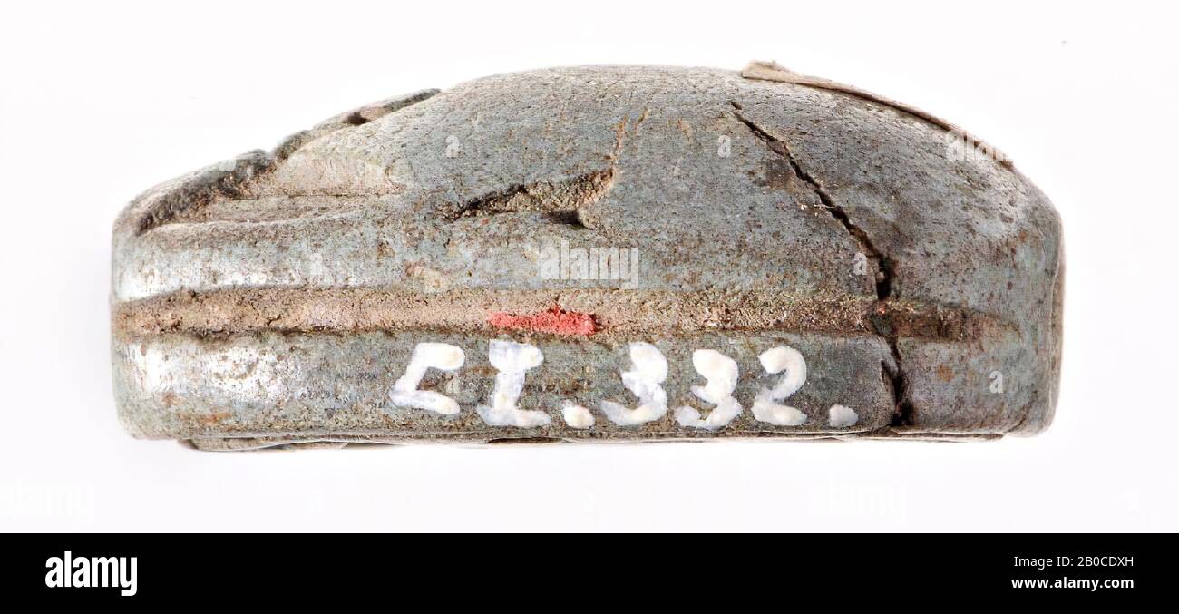 Scarabeo, Neit, uraeus, il sigillo ha la forma di uno scarabeo stilizzato. Testa con clypeus e corpo sono separati da linee intagliate. Su entrambi i lati del clypeus pavimenti triangolari si può vedere. Il corpo non è ulteriormente suddiviso e liscio su due triangoli dopo aver fatto riferimento all'articolazione della spalla. Entrambi i lati sono decorati da una scanalatura singola orizzontale. Nel piano ovale di tenuta lo scudo della dea Neit è raffigurato tra un tubo di uraeus sinistro e destro. Il tutto è incorniciato da una scanalatura singola. L'oggetto è forato al centro e porta un vecchio segno: 42., sigillo, scarabeo, verde Foto Stock
