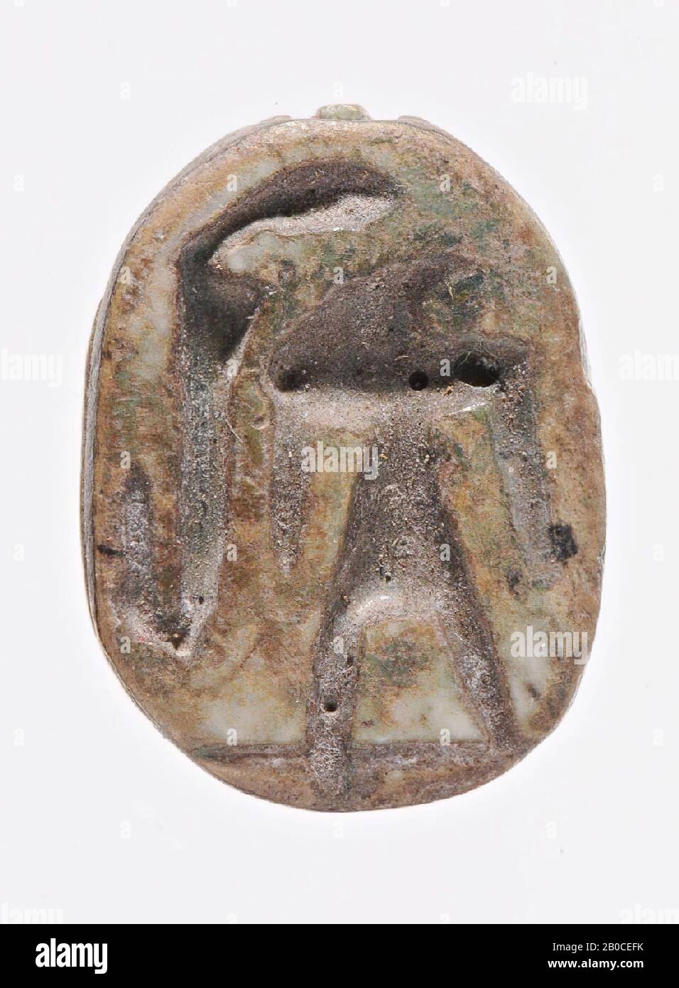 Scarabeo, Re, in piedi, ureo, il sigillo ha la forma di una sciarpa molto stilizzata. La testa triangolare con balbuzie e clypeus intagliato è in parte posta all'interno del pronoto, in modo che sembri costituita da due triangoli. Clypeus, testa, pronoto ed elytra sono separati da linee intagliate. Il coleottero è separato dalla sua base ovale da una doppia scanalatura circonferenziale. La base funge anche da superficie di tenuta, in cui un dio in piedi, ad angolo retto con testa di falco è raffigurato con le sue braccia che appendono il suo corpo e a sinistra un serpente ureo ad angolo retto e eretto, L'oggetto è trafitto Foto Stock