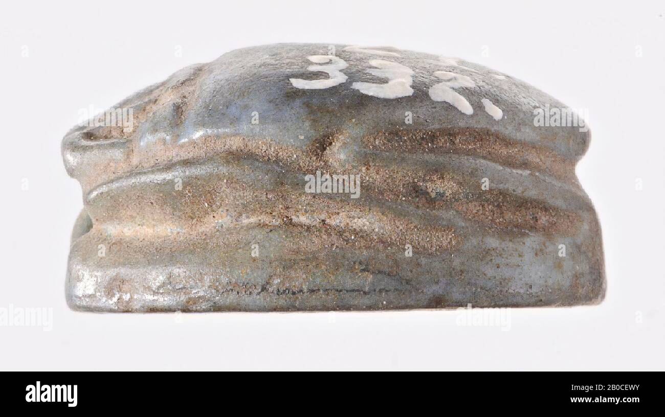 Scarab, Horus, seduto, fiore di loto, il sigillo ha la forma di una sciarpa stilizzata. La testa rettangolare con clypeus intagliato e guance triangolari è separata dal corpo da una linea dentellata. Il corpo è costituito da due elytras separati da una linea intagliata. Il pronoto, invece, manca., Le Gambe sono mostrate su entrambi i lati. Le zampe anteriori pre-piegate e quelle posteriori centrali si uniscono sotto l'elytra. Le gambe posteriori che sono state girate alla parte posteriore hanno il loro motorino di avviamento qui. Tutte le gambe poggiano su una base ovale che funge anche da superficie di tenuta., Nel piano di tenuta Harpotratis è Foto Stock