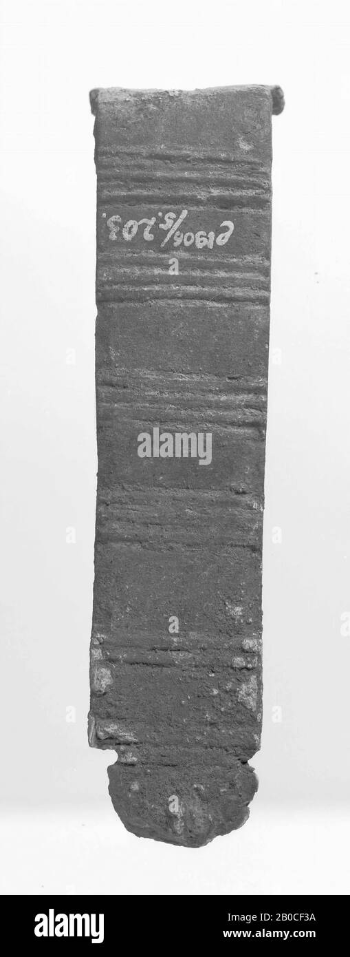 Piastra piatta in bronzo a coste con un lato piegato. Dall'altro lato, un occhio sul lato inferiore. Frammento di lucchetto, lucchetto, metallo, bronzo, altezza: 10 cm, romano 1-300, olandese, Gelderland, Nijmegen, Nijmegen, Hees Foto Stock