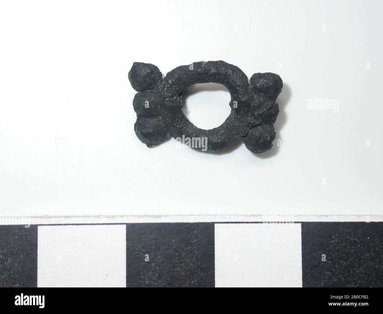 Paesi Bassi Medioevo, accessori per cintura, metallo, piombo, lega di stagno, L, 1,7 cm, B, 1,1 cm, D, 0,1 cm, fine 14th secolo 1350-1400, Paesi Bassi, Zeeland, Hulst, Annegato Land Foto Stock