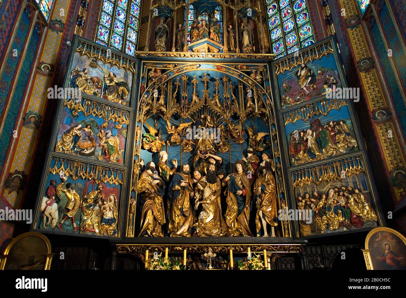 POLONIA, CRACOVIA, ST. BASILICA DI MARIA, INTERNO, ALTARE Foto Stock