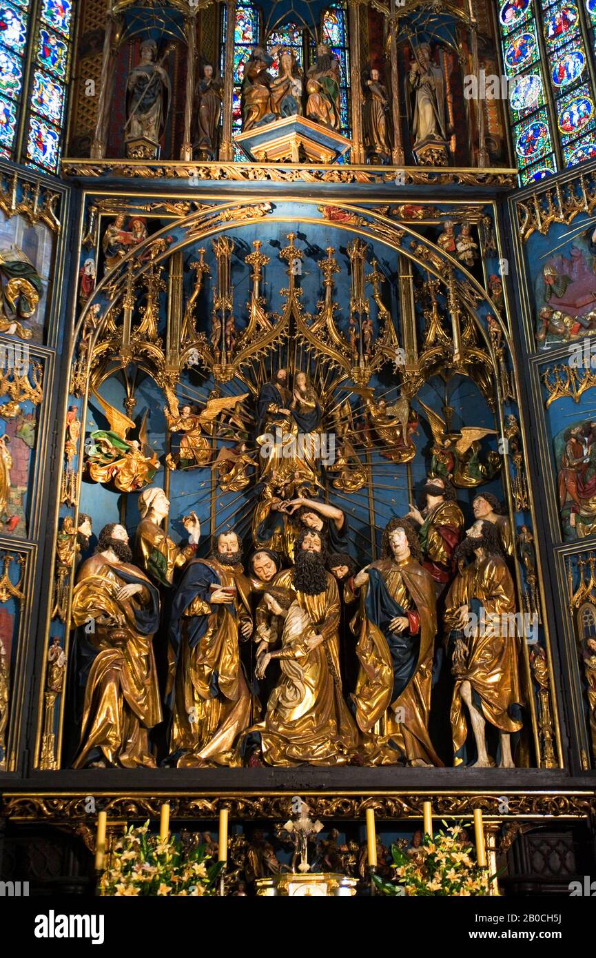 POLONIA, CRACOVIA, ST. BASILICA DI MARIA, INTERNO, ALTARE Foto Stock