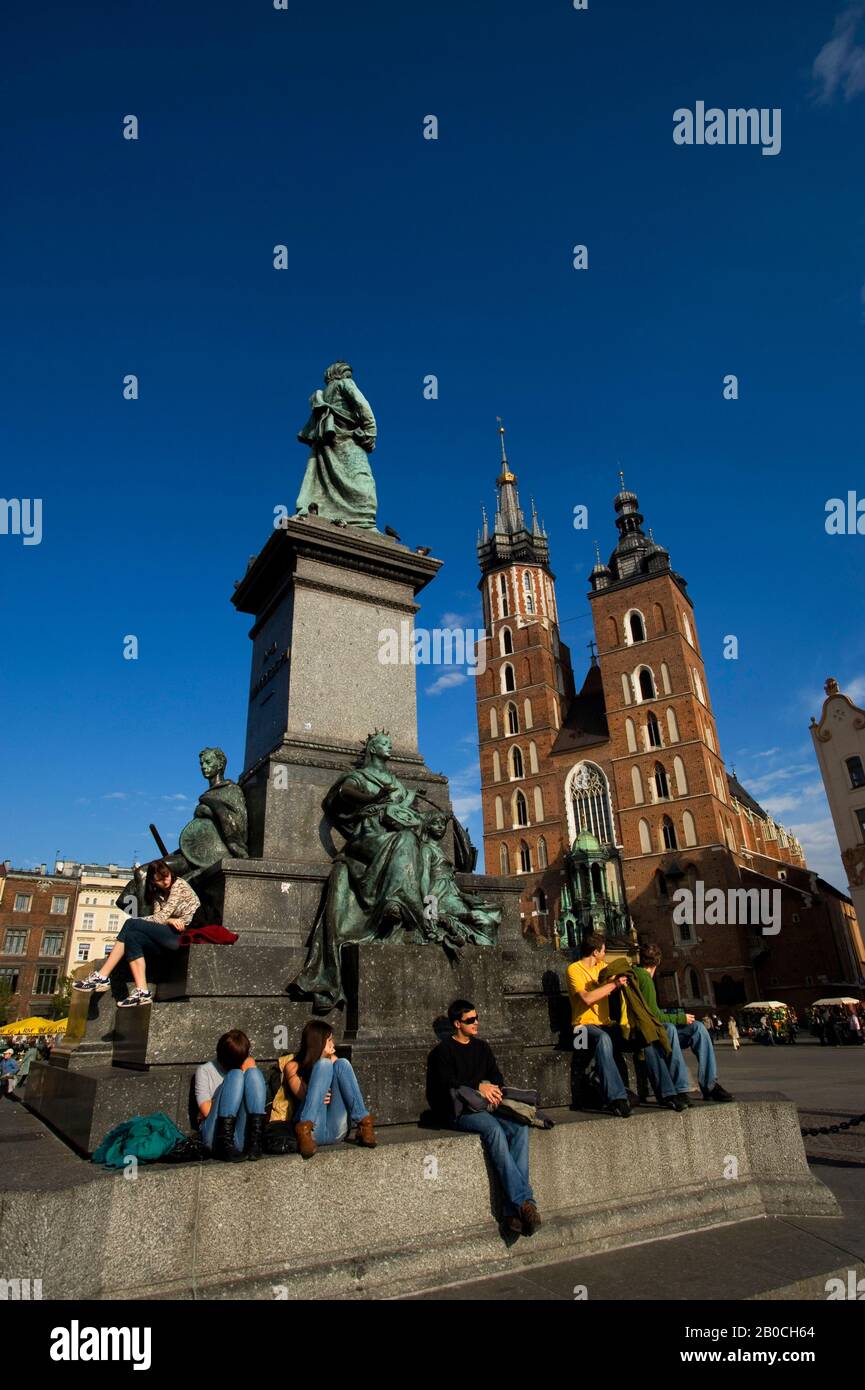 POLONIA, CRACOVIA, PIAZZA DEL MERCATO (RYNEK GLOWNY), MONUMENTO MICKIEWICZ, ST. LA BASILICA DI MARIA SULLO SFONDO Foto Stock