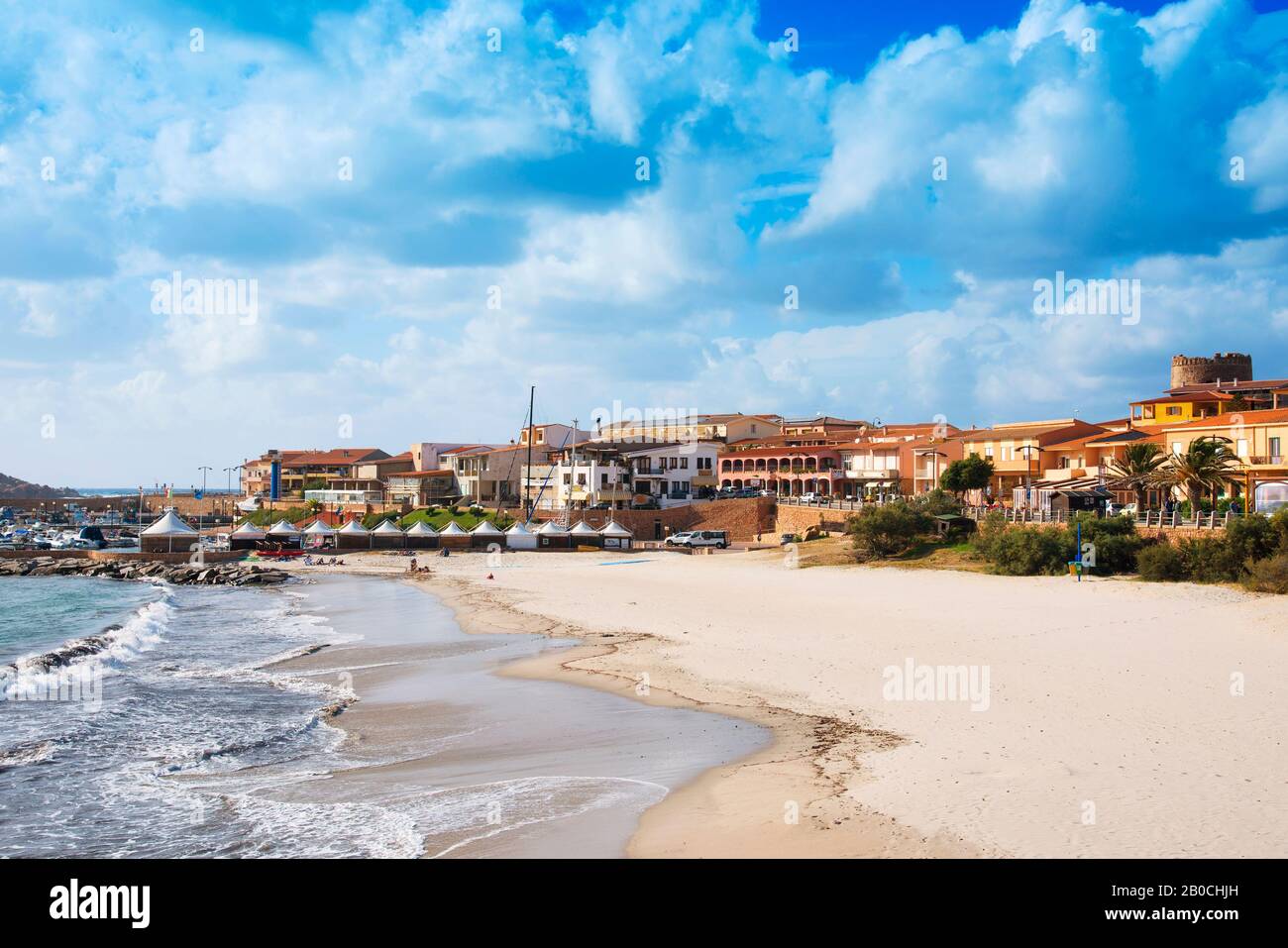 ISSOLA ROSSA, ITALIA - 19 SETTEMBRE 2017; vista sulla spiaggia del Porto di Isola Rossa, Sardegna, Italia, con il porto sullo sfondo Foto Stock