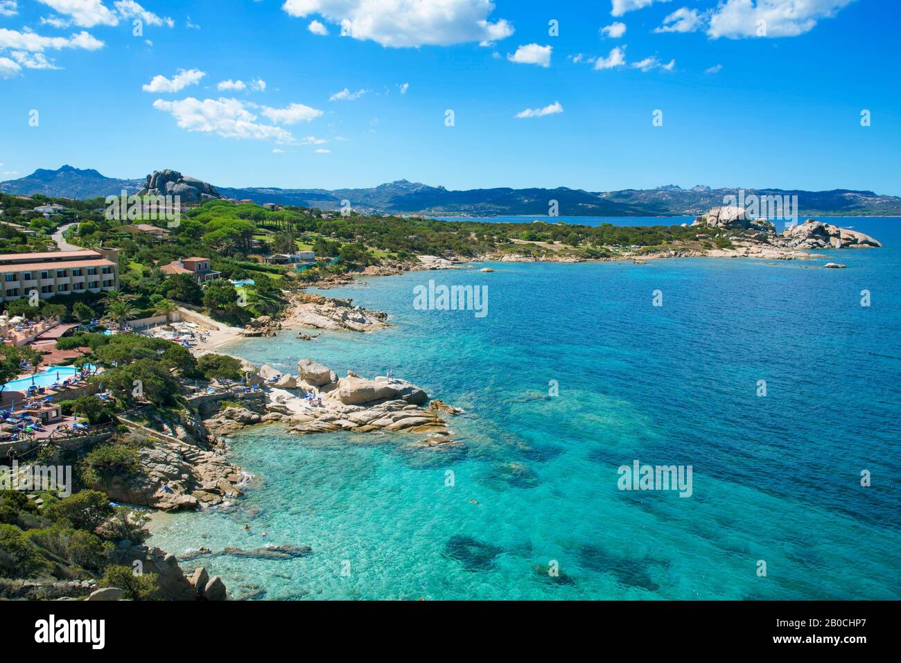 BAJA Sardinia, Italia - 21 settembre 2017: una vista della costa di Baja Sardinia in Costa Smeralda, in Sardegna, Italia Foto Stock