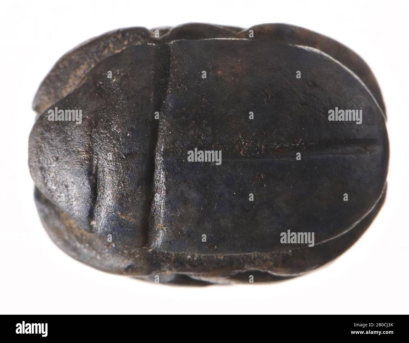 Scarabeo, Scarab con taglio piuttosto conciso, gambe grossate. Lato ventre vuoto., pietra grigia scura, presumibilmente pietra di sibilo. Nessun danno. Piercing in lunghezza., Scarab, sohapstone, l. 0,95, b. 0,7, d.. 0,5 cm, nuovo Regno, Dinastia 18th-20th ca. 1500-1100 a.C., Egitto Foto Stock