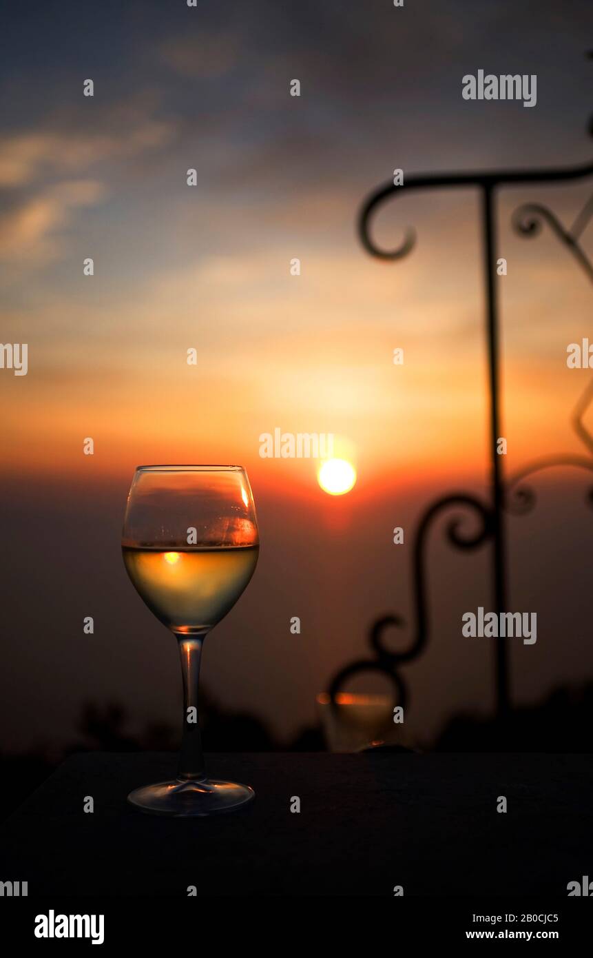 ALBANIA, SARANDA, BICCHIERE DI VINO AL TRAMONTO Foto Stock