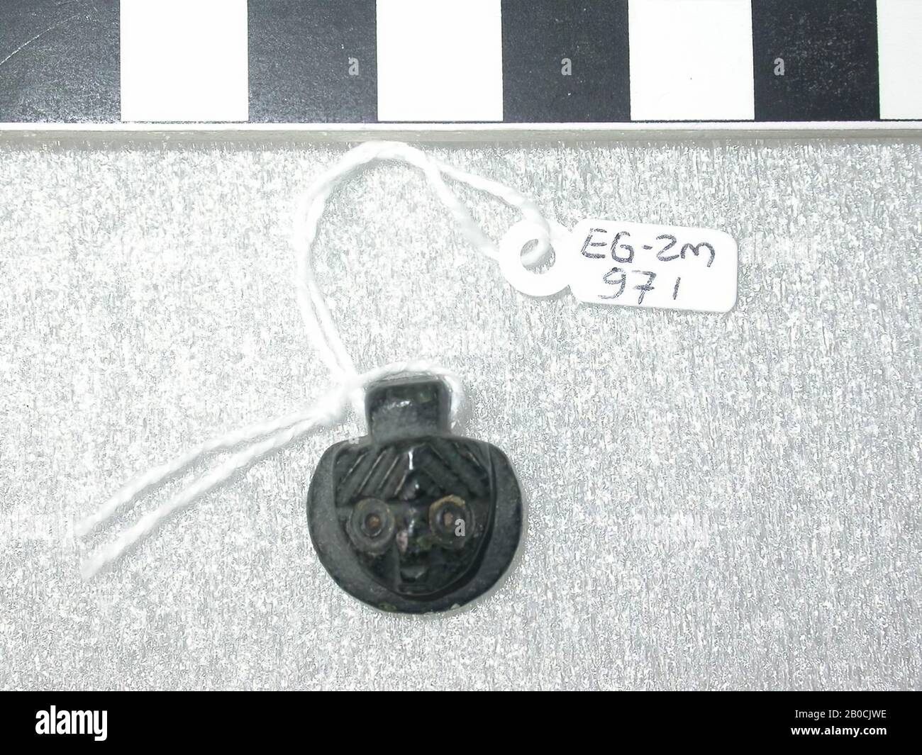 Testa, amuleto, persona, pietra (nera), 1,9 cm, Egitto Foto Stock
