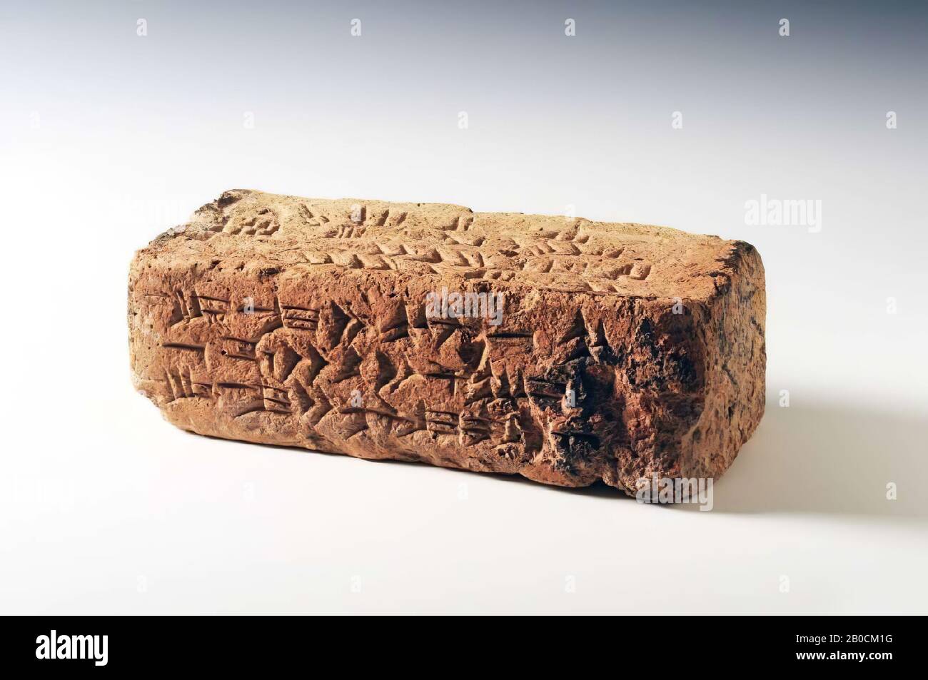 Un grande mattone rettangolare con un testo cuneiforme su due lati lunghi. Resti di bitume sono visibili su almeno tre lati. Sul mattone si trova il nome del re assiro Salmaneser III, che regnò dal 858-824 a.C. Oltre al nome e ai numerosi titoli di questo re viene menzionata la costruzione del ziggurat di Nimrud (Kalhu), elemento da costruzione, mattoni, iscrizione, ceramica, argilla, L 35,7 cm, B 11,5, H 16,5 cm, periodo neo assiro 858-824 a.C., Iraq Foto Stock