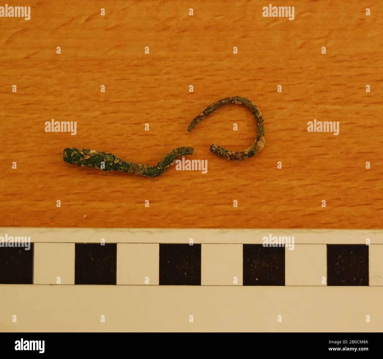 Perno in bronzo a occhio aperto, l'altro lato presenta un ispessimento, rotto in due pezzi, corroso, utensili, metallo, bronzo, L 4,4 cm, L 1,5 cm, H 0,45 cm, Giordania Foto Stock