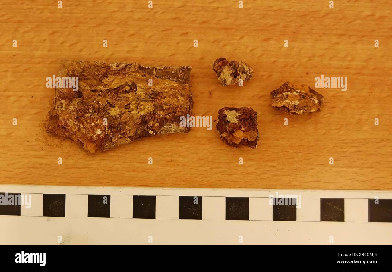 Frammento di una piastra di ferro piatta con tre frammenti più spessi, stretti su un lato e più larghi sull'altro lato, possibilmente un coltello ?, corroso, varia, ferro, L 6,5 cm, W 4,1 cm, spessore 0,9 cm, Età del ferro i, fase L 1000-900 a.C., Giordania Foto Stock