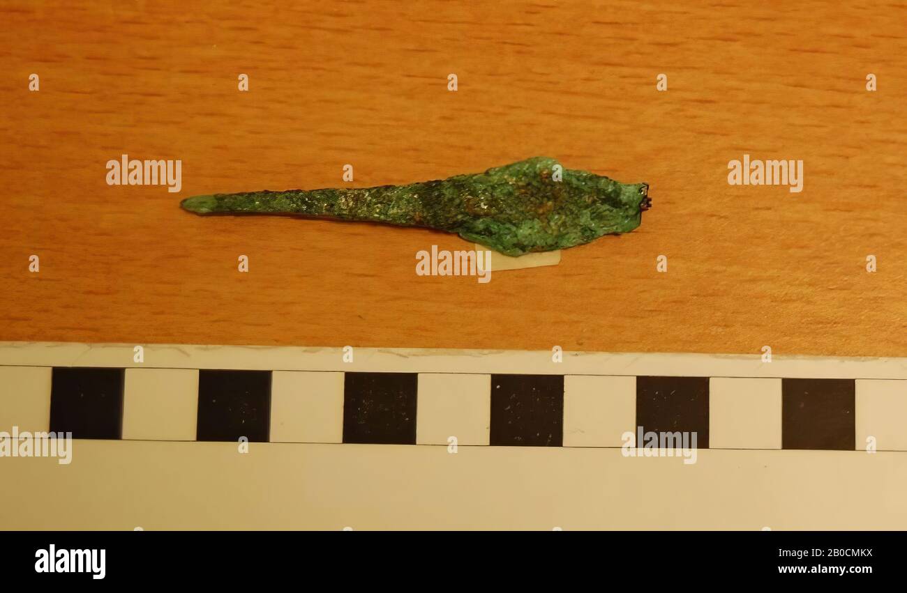 Frammento di un oggetto in bronzo con estremità conica quadrata e sull'altro lato piatto e largo, freccia o punta di diamante, corroso, arma, bronzo, L 6,6 cm, W 1,4 cm, spessore 0,5 cm, Late Bronze AGE II, fase e 1250-1150 a.C., Giordania Foto Stock