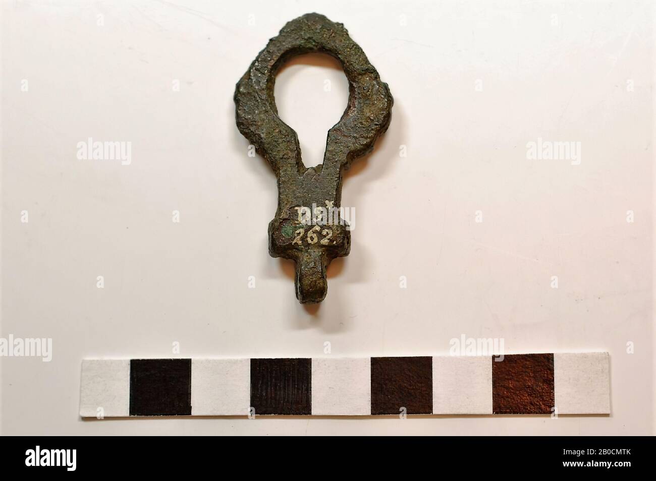 Vecchia Europa, manico, metallo, bronzo, 4,7 x 2,5 x 0,7 cm, preistoria, Danimarca Foto Stock