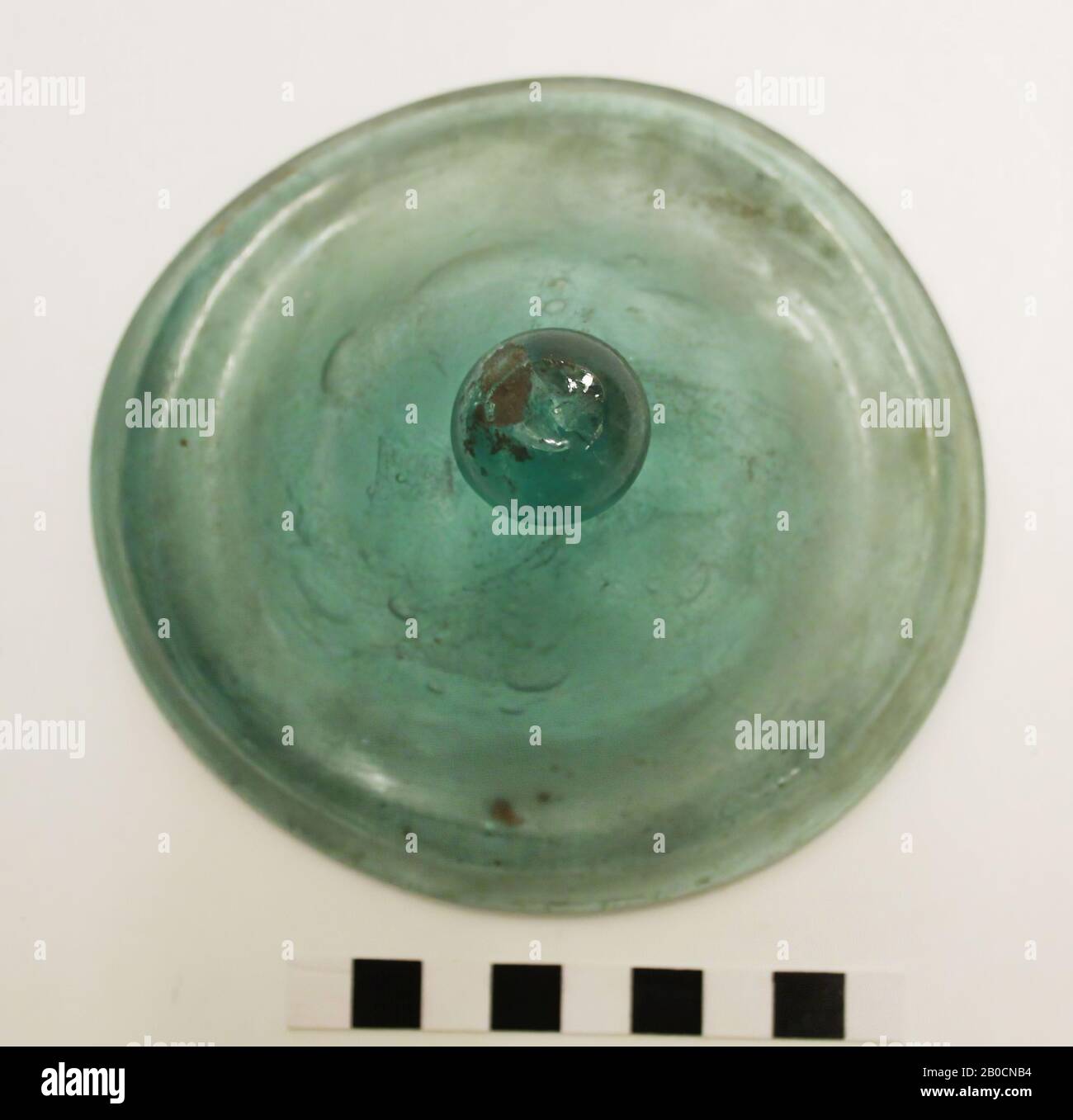 Orecchio di una brocca di una bottiglia di vetro verde quadrato., beffa, frammento, vetro, 8,4 x 6,8 x 4,6 cm, romano, Germania Foto Stock