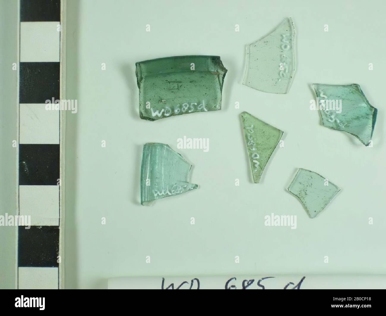 frammenti di vetro, 2 frammenti di bordo, vetro verde chiaro bluastro con piccole vescicole, nel bordo delle vescicole più grandi, bordo dello spessore Foto Stock