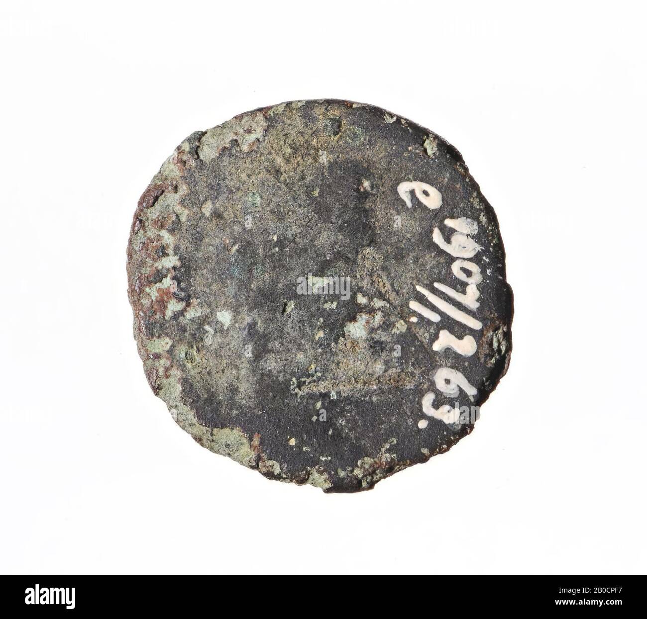 VZ: Capo di Augusto n.r. Caesar PONT MAX, Kz: Altare di Lione, in cut-off ROM ET AUG, moneta, cenere, agosto, metallo, rame, diam. 26 mm, peso 8,53 gr, Roman BC 8-3, Paesi Bassi, Gelderland, Nijmegen, Nijmegen, Hees Foto Stock