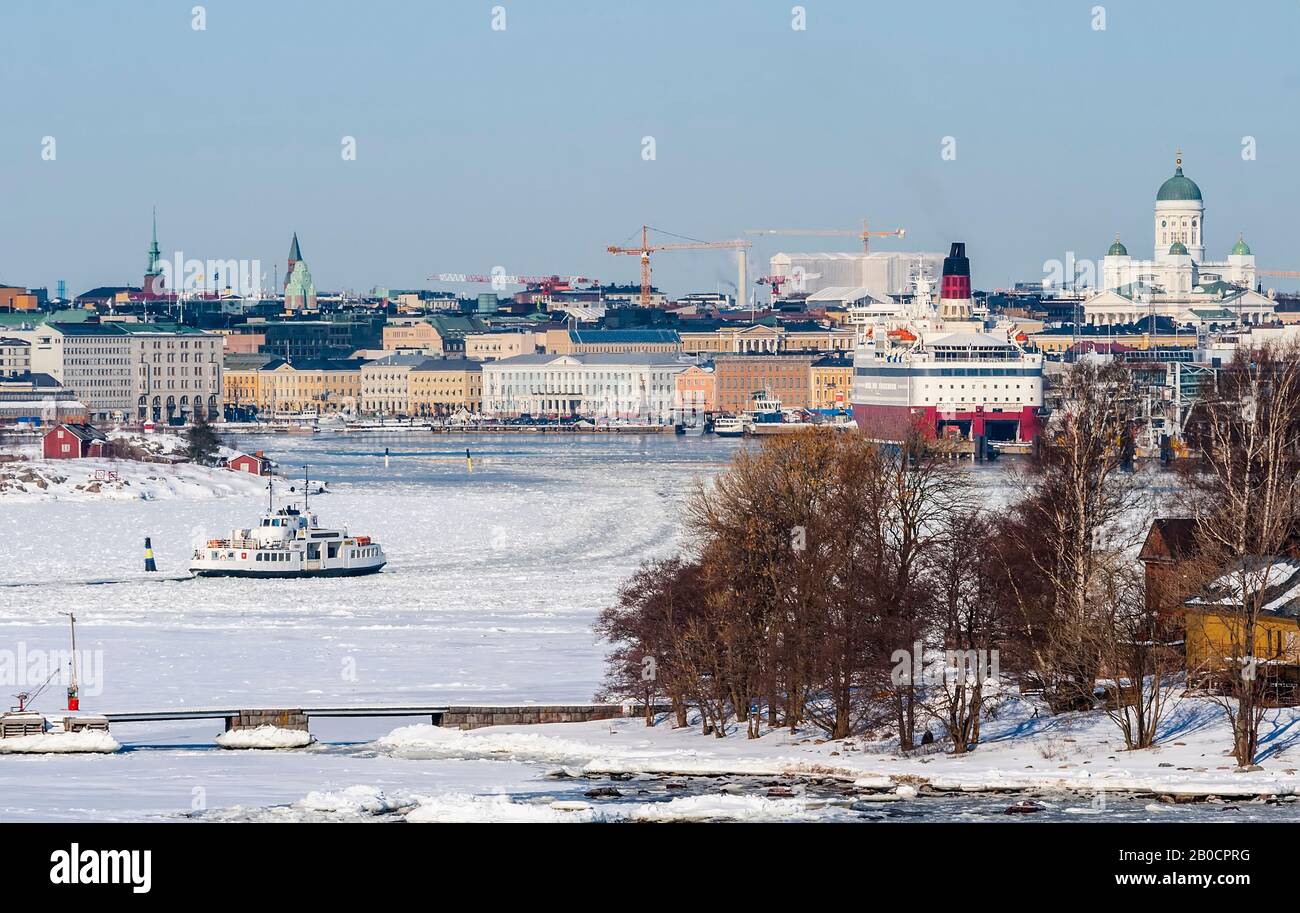 Vista sulla città e navigazione nel porto di Helsinki in una soleggiata giornata invernale. Finlandia Foto Stock