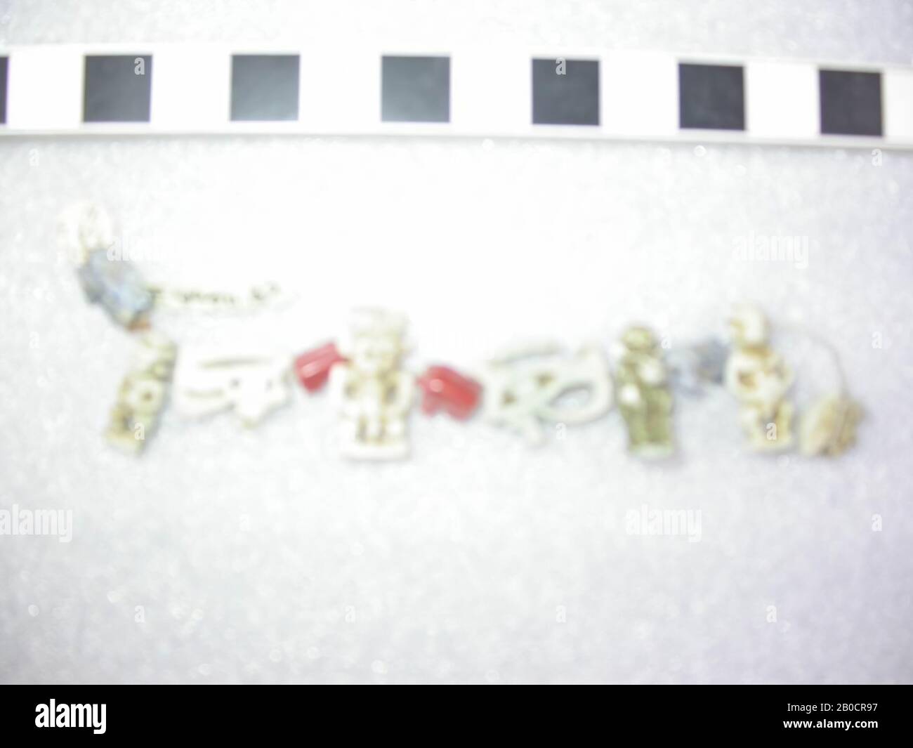 Collana amuleto, wedjatoog, 7 pezzi, Berry, pataeke, scimmia, collana, collana amuleta, faience, cornalina, lunghezza: 13 cm, periodo tardo, periodo Saiziano, Egitto Foto Stock