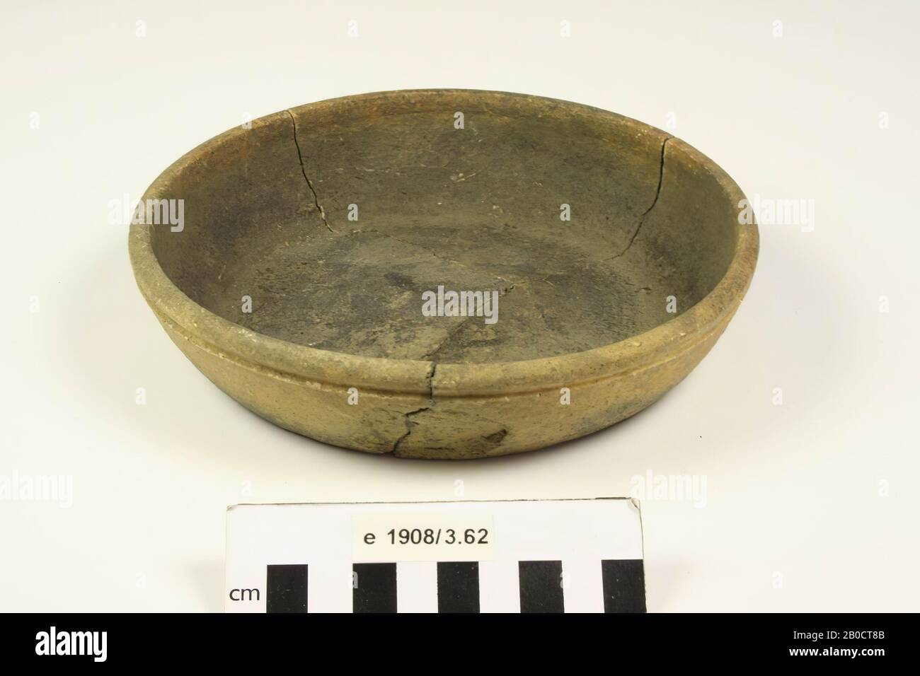Piatto di terracotta. Old bonding, danni superficiali al muro, piastra, ceramica, h: 4 cm, diam: 18 cm, romano, olandese, Gelderland, Nijmegen, Nijmegen, Hees Foto Stock