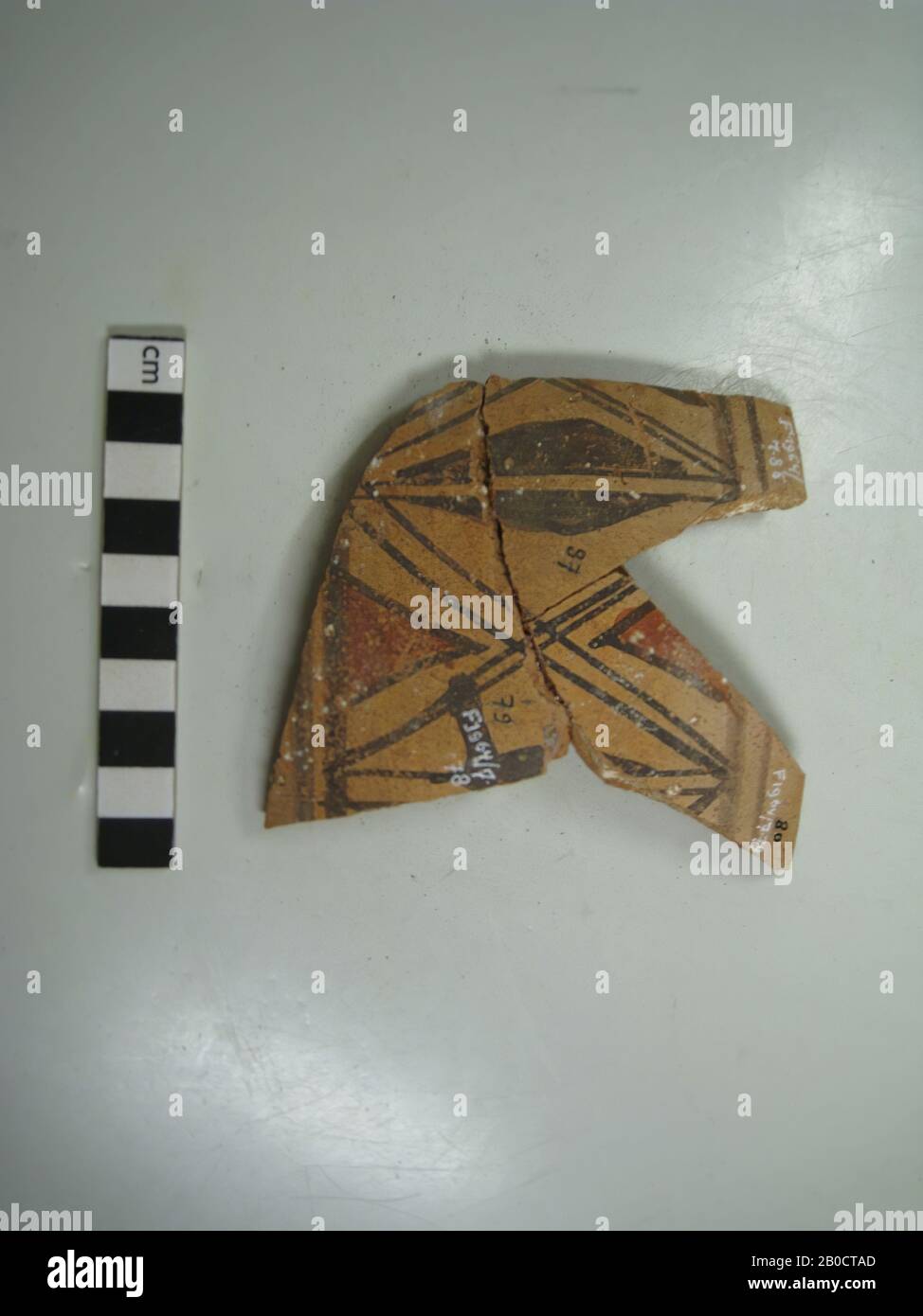 Shard, marrone chiaro, motivo triangolare, motivo a croce, rosso, beige vero, (guscio d'uovo), motivo di loto marrone scuro, rosso, marrone scuro, bardo, terracotta, 3,5 x 5 cm, Periodo Meroitische, 2nd-4th secolo d.C., Egitto Foto Stock